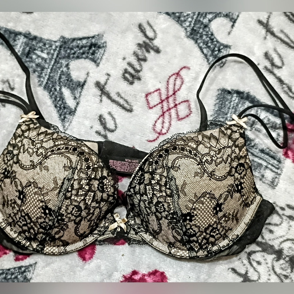 Victoria’s Secret black lace + tan push up bra EUC